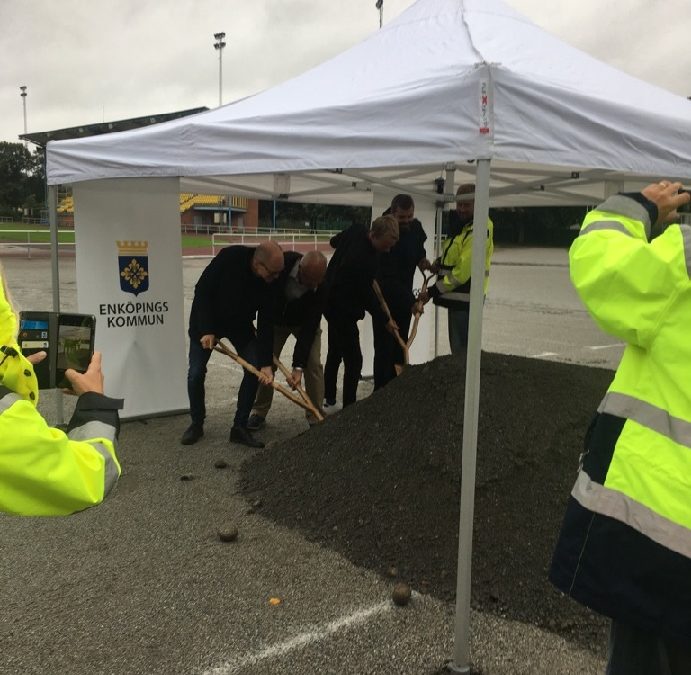 Första spadtaget för ny idrottshall