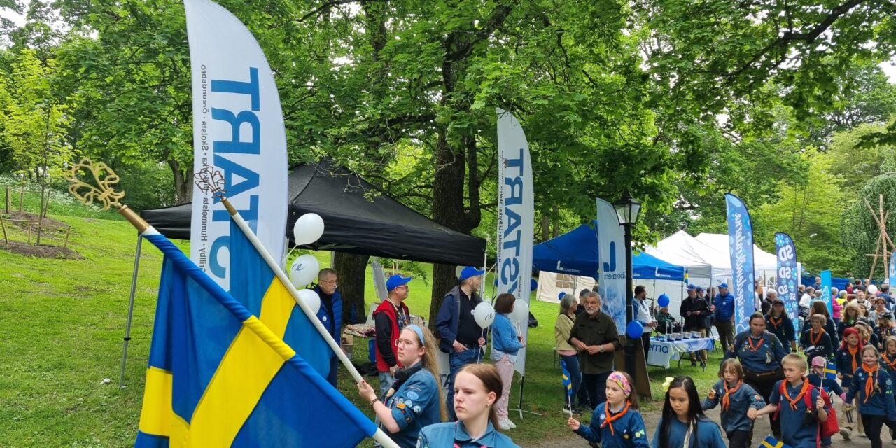 Full fart i Skolparken på Nationaldagen